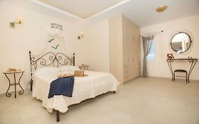 Pithos Apartments